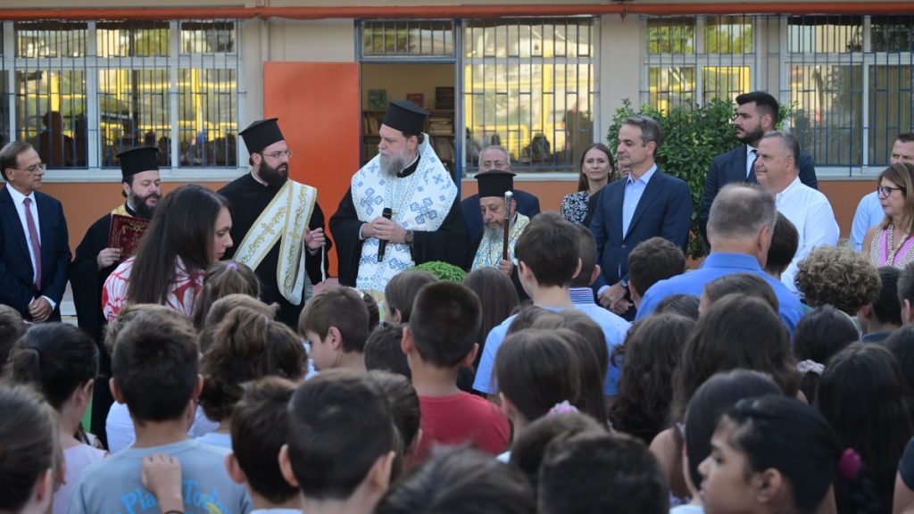 Στον αγιασμό του 8ου Δημοτικού Νέας Φιλαδέλφειας ο Μητσοτάκης (βίντεο)