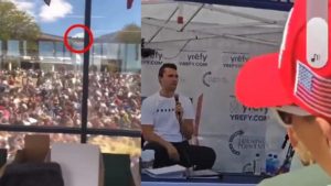 Τσάρλι Κερκ: Από ταράτσα ο μοιραίος πυροβολισμός – Ψάχνουν παντού τον δολοφόνο του ακτιβιστή (βίντεο)