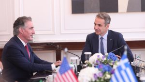 Συνάντηση Μητσοτάκη με τον υπουργό Εσωτερικών των ΗΠΑ: “Θεωρούμε την Ελλάδα στρατηγικό εταίρο”