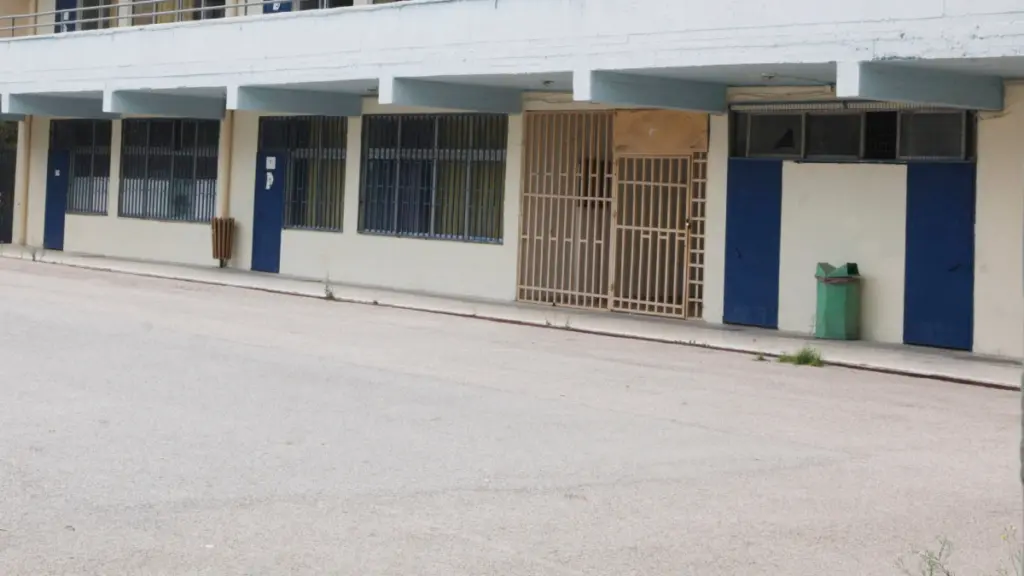 Γλυφάδα: Χειροπέδες σε 16χρονο μαθητή ΕΠΑΛ που κουβαλούσε μαχαίρια στο σχολείο