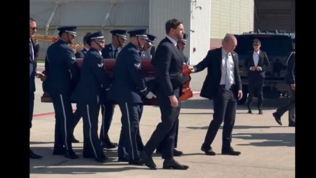 Τσάρλι Κερκ: Ο αντιπρόεδρος των ΗΠΑ Τζέι Ντι Βανς μετέφερε το φέρετρο με τη σορό του (βίντεο)