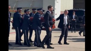 Τσάρλι Κερκ: Ο αντιπρόεδρος των ΗΠΑ Τζέι Ντι Βανς μετέφερε το φέρετρο με τη σορό του (βίντεο)