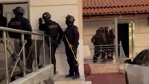 Μεγάλη επιχείρηση της ΕΛΑΣ σε οικισμό στο Ζεφύρι – 8 συλλήψεις, κατασχέθηκαν ηχεία και όπλα (βίντεο)