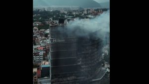 Επεισόδια στο Νεπάλ: Η συγκλονιστική εικόνα του ξενοδοχείου Hilton μετά τη φωτιά (βίντεο)