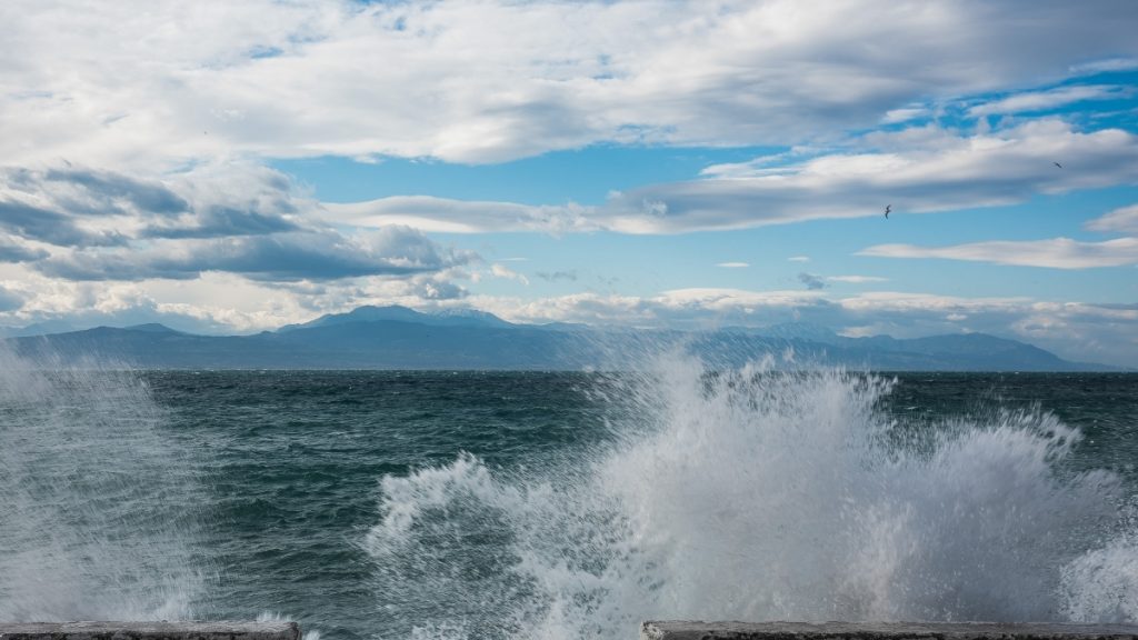 Τραγωδία στο Λουτράκι: Τελευταίο μπάνιο για ηλικιωμένο – Ανασύρθηκε νεκρός από τη θάλασσα