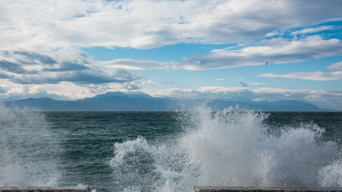 Τραγωδία στο Λουτράκι: Τελευταίο μπάνιο για ηλικιωμένο – Ανασύρθηκε νεκρός από τη θάλασσα