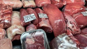 Γιατί έχει αυξηθεί τόσο η τιμή του μοσχαρίσιου κρέατος; Πού αναμένεται να φτάσει