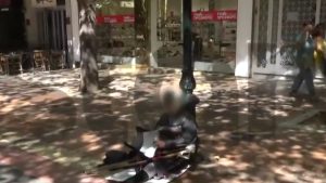 Κηφισιά: Η στιγμή της επίθεσης Ρομά που παρίστανε την ανάπηρη σε τηλεοπτικό συνεργείο (βίντεο)