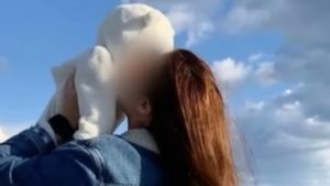 Συγκλονίζει ο πατέρας της Καρολάιν: “”Η Λυδία ξέρει ότι η μητέρα της πέθανε, αλλά δεν της έχουμε πει πώς”