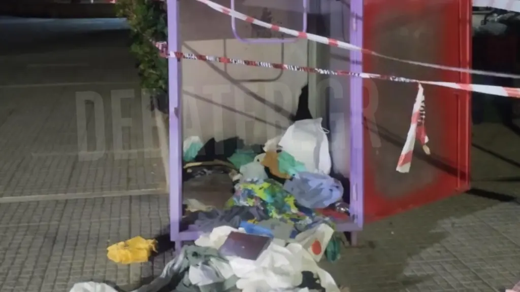 Τραγικό περιστατικό στη Γλυφάδα: Άνδρας απεγκλωβίστηκε νεκρός από κάδο ανακύκλωσης ενδυμάτων