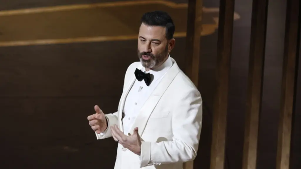 Κίμελ κατά Τραμπ: «Μανιακός» για τη στήριξη στον πράκτορα της ICE που σκότωσε την μητέρα τριών παιδιών