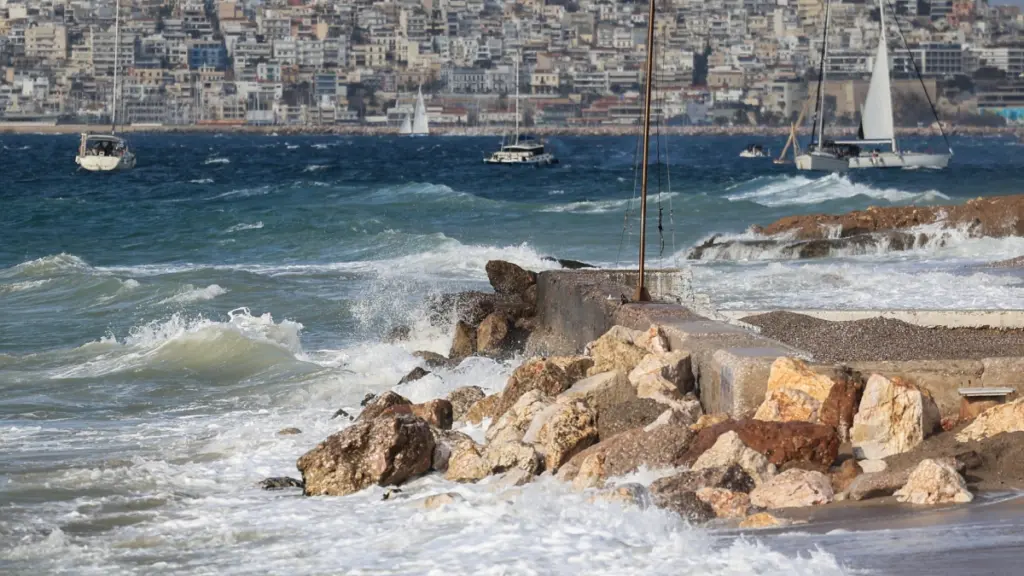 Ισχυροί άνεμοι κρατούν δεμένα τα πλοία στα περισσότερα λιμάνια – Κανονικά οι απόπλοι για την Κρήτη από το λιμάνι του Πειραιά