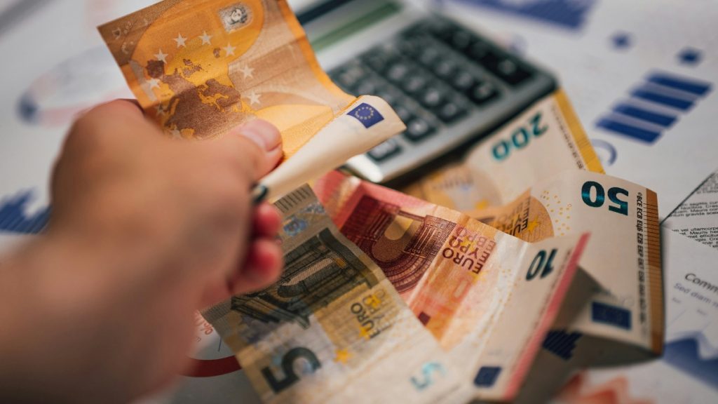 ΦΠΑ με τον μήνα: Ποιοι μπορούν να ενταχθούν στο νέο σύστημα από την 1η Οκτωβρίου