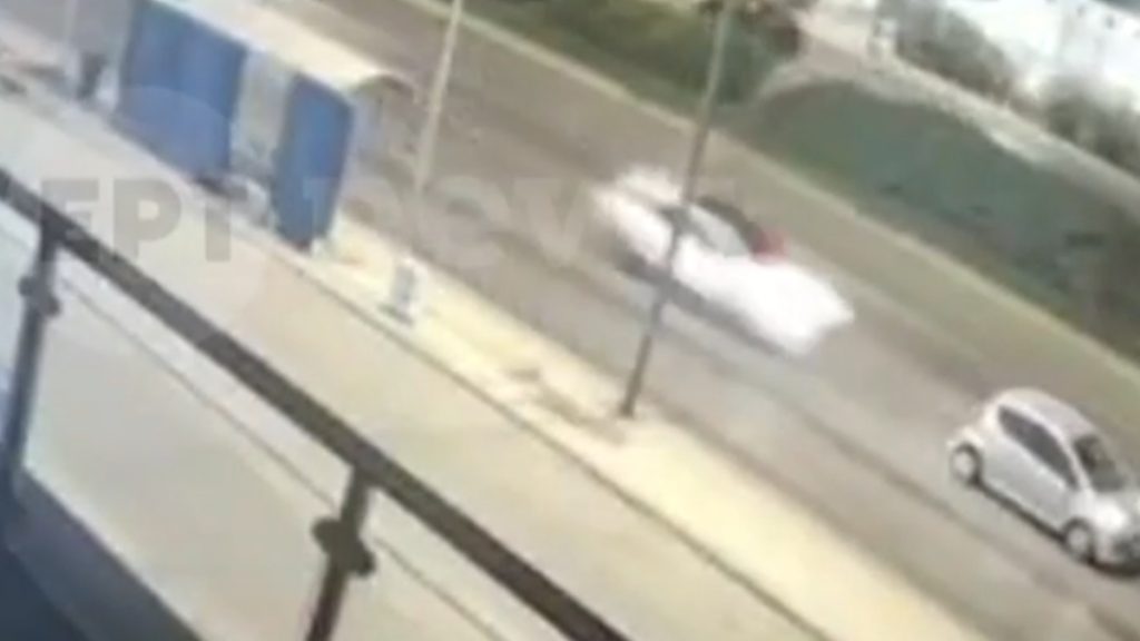 Φονική καραμπόλα στη Βουλιαγμένης: Αφρενάριστο έπεσε στο όχημα της 64χρονης το ΙΧ – Νέο βίντεο ντοκουμέντο
