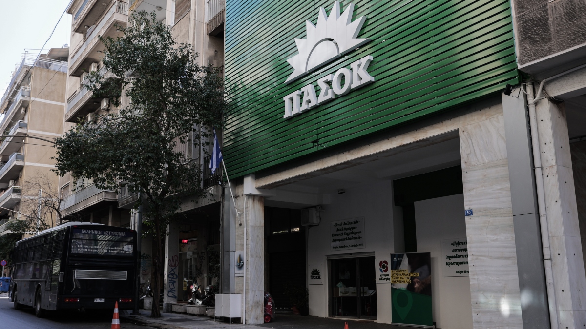 ΠΑΣΟΚ κατά Μητσοτάκη: “Σε εμφανή πολιτική αμηχανία – Μάλλον μας βλέπει και στον ύπνο του”