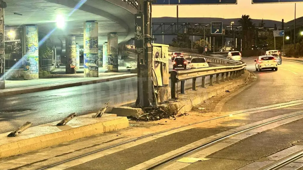 Εικόνες σοκ από το θανατηφόρο τροχαίο στον Πειραιά – Νεκρός ο οδηγός, χαροπαλεύει η συνοδηγός