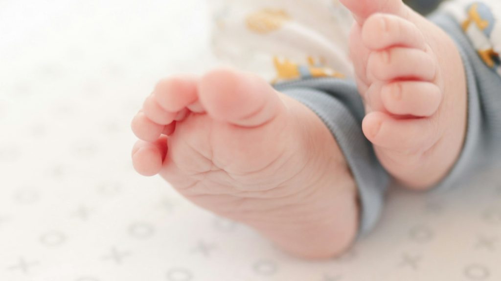 Χανιά: Νέα στοιχεία για τον μαρτυρικό θάνατο του βρέφους – Το καταπλάκωσαν στον ύπνο οι γονείς του