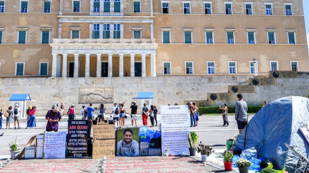 Τέμπη: Και τρίτο άτομο σε απεργία πείνας μετά τον Ρούτσι – “Δεν υπάρχει λόγος να του απαγορεύουν την εκταφή”