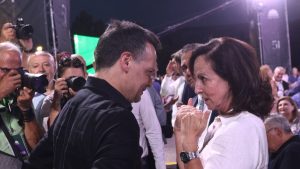 Ο διάλογος Δούκα – Διαμαντοπούλου όλο… νόημα: “Είμαστε οι δύο ψυχές του ΠΑΣΟΚ” – “Θέλεις να γίνουμε μία”;