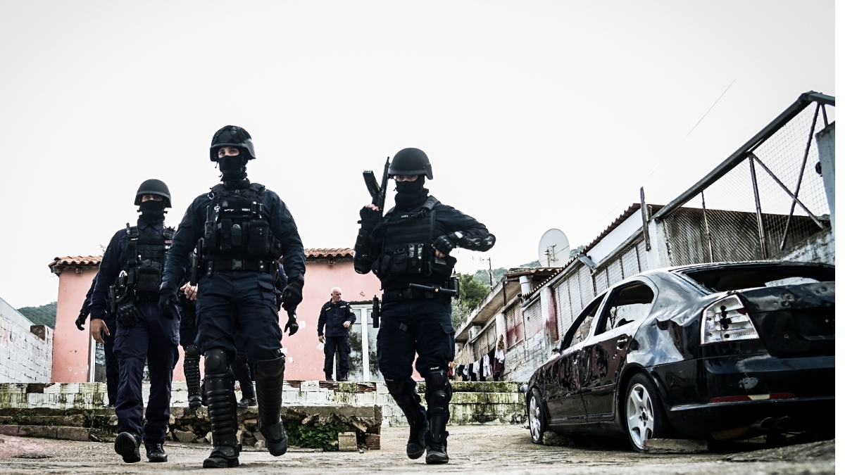 Εκατό Ρομά “μυστικοί αστυνομικοί” μέσα στους καταυλισμούς – Τι περιλαμβάνει το σχέδιο Χρυσοχοΐδη