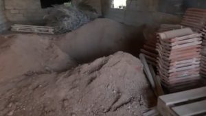 Βοιωτία: Τα μυστικά του λάκκου – Μυστήριο με τους εργάτες που έσκαψαν τον αυτοσχέδιο τάφο για τη μάνα της 62χρονης