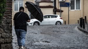 Καταφθάνει η κακοκαιρία: Απότομη πτώση της θερμοκρασίας και σφοδρές καταιγίδες – “Καμπανάκι” από τους μετεωρολόγους
