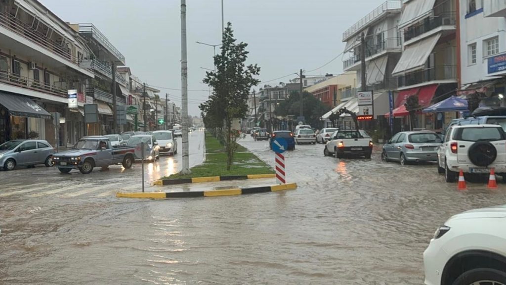 Έκτακτο δελτίο από την ΕΜΥ: Αγριεύει ο καιρός από αύριο – Σε ποιες περιοχές αναμένονται ισχυρές βροχές και καταιγίδες