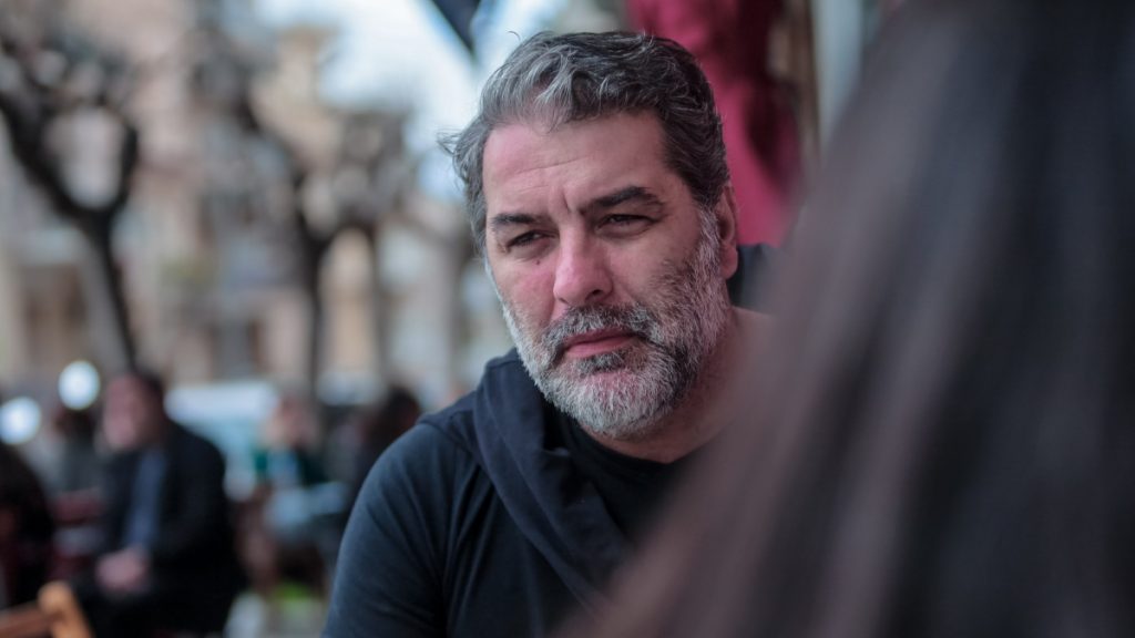 Στον εισαγγελέα σήμερα ο Βασίλης Μπισμπίκης για τις ζημιές που προκάλεσε σε σταθμευμένα ΙΧ στη Φιλοθέη