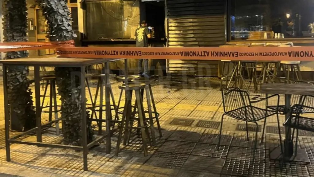 Καλλιθέα: Εμπρηστική επίθεση σε καφετέρια – Βρέθηκαν υπολείμματα από γκαζάκια (Φωτογραφίες)