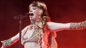 Λόλα Γιανγκ: Ανησυχία για την 24χρονη τραγουδίστρια – Κατέρρευσε πάνω στη σκηνή (βίντεο)