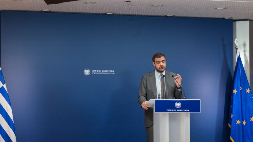 LIVE η ενημέρωση των πολιτικών συντακτών από τον κυβερνητικό εκπρόσωπο
