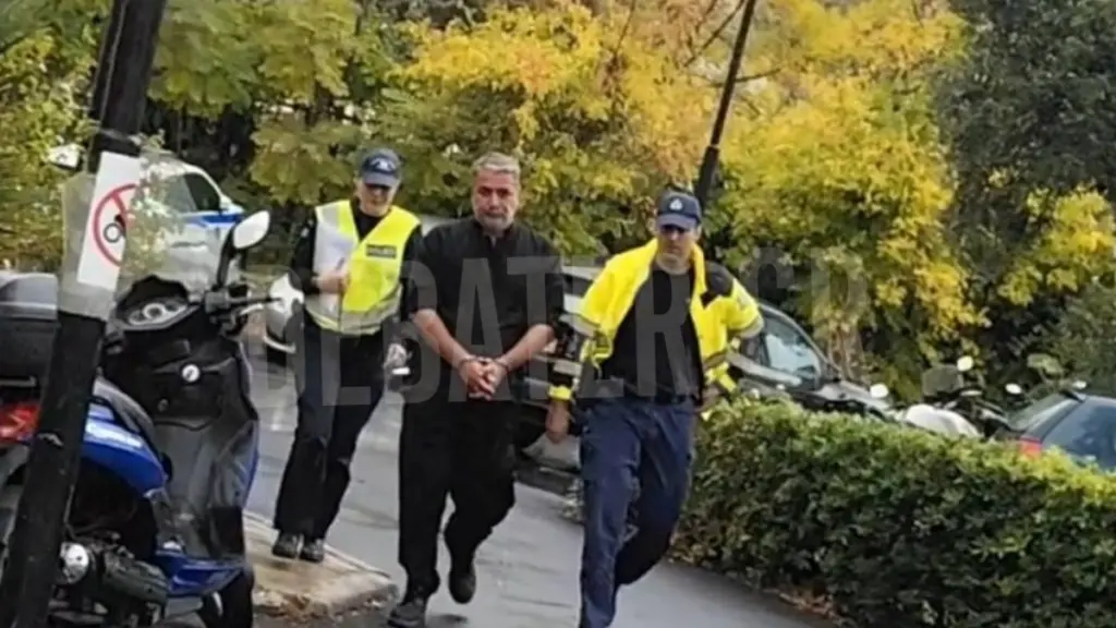 Βασίλης Μπισμπίκης: Με χειροπέδες στην Ευελπίδων μετά το τροχαίο στη Φιλοθέη – “Μου έφυγε το τιμόνι και προκάλεσα ζημιά”