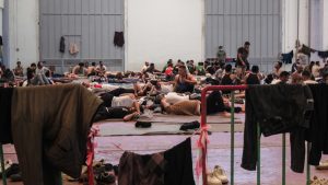 “Ασφυξία” στην Κρήτη: Πάνω από 1.100 μετανάστες στην Αγυιά με μία τουαλέτα και δύο ντουζ – “Κίνδυνος υγειονομικής βόμβας”