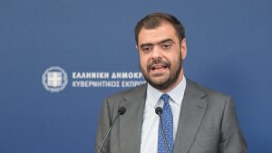 LIVE η ενημέρωση των πολιτικών συντακτών από τον κυβερνητικό εκπρόσωπο