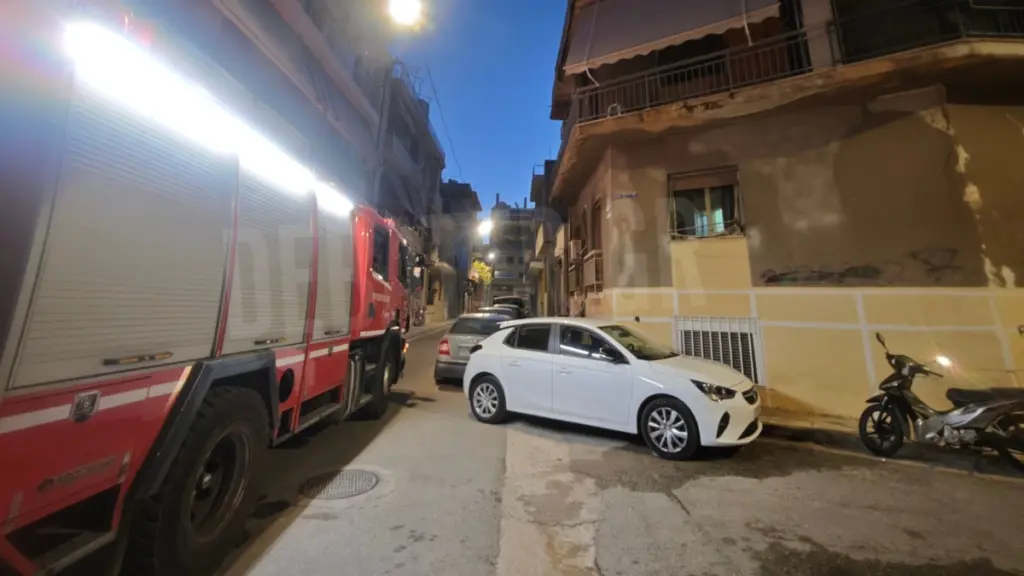 Φωτιά σε διαμέρισμα στην Ακαδημία Πλάτωνος – Απεγκλωβίστηκε από αστυνομικούς ο τυφλός ένοικος του