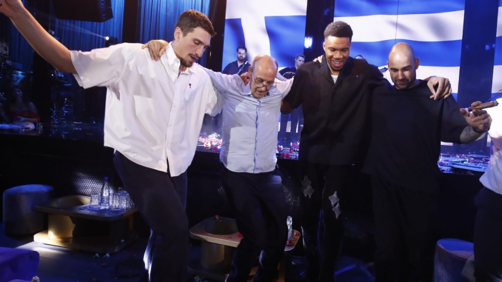 Eurobasket: Ξέφρενο γλέντι της Εθνικής στον Φέρρη – Έπιασε το μικρόφωνο ο Λαρεντζάκης, έσυραν τον χορό Γιάννης και Σπανούλης (βίντεο)