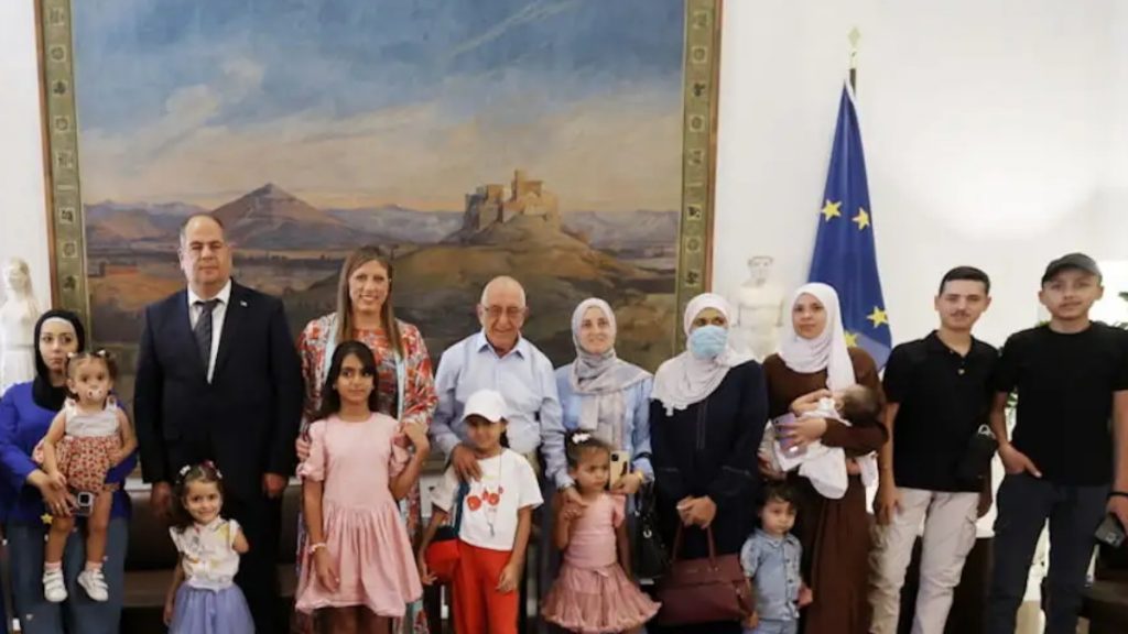 Βουλή: Ο Κακλαμάνης υποδέχθηκε παιδιά από την Παλαιστίνη – “Για όσο βρίσκεστε στην Ελλάδα είστε τα παιδιά μας”