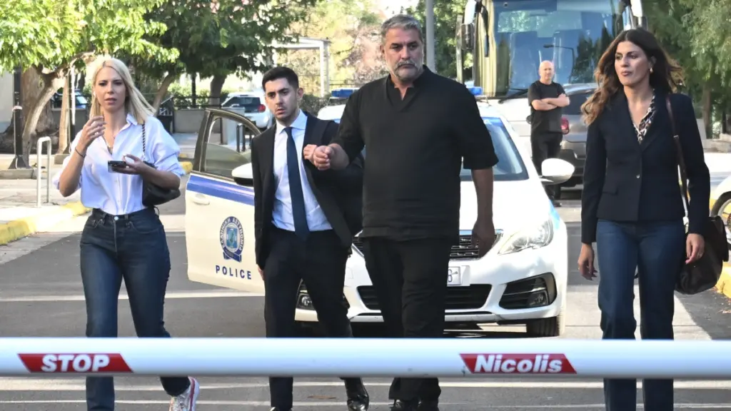 Βασίλης Μπισμπίκης: “Ένας φίλος μου έκανε μια μικρή ζημιά” – Τι είπε η συνεργάτιδά που τηλεφώνησε στο Α.Τ. Φιλοθέης