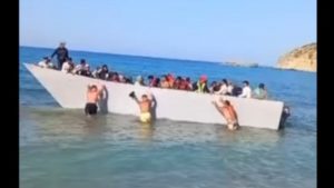 Γαύδος: Λουόμενοι έδιωξαν μετανάστες από παραλία – Μπήκαν στο νερό και έσπρωχναν τη βάρκα με τα χέρια (βίντεο)