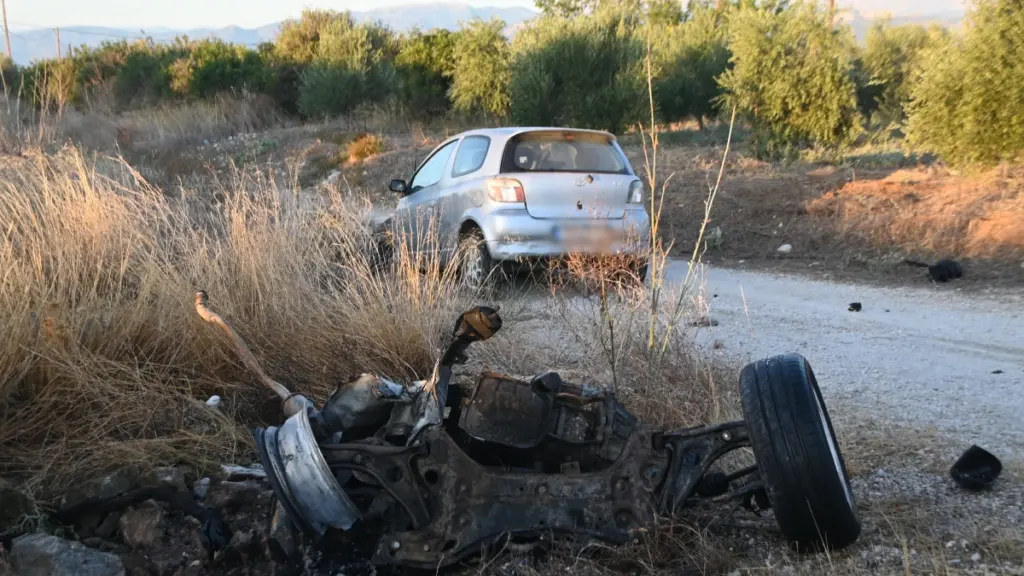 Ναύπλιο: Σοβαρό τροχαίο με 3 τραυματίες ύστερα από σύγκρουση 2 αυτοκινήτων (Φωτογραφίες)