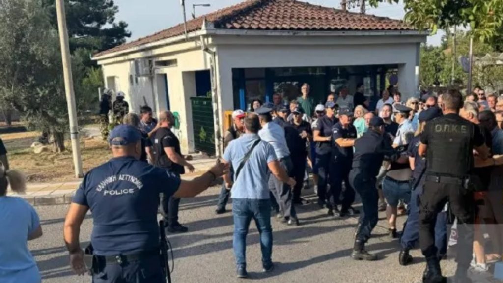 Δράμα: Ένταση και τραυματίες έξω από το νοσοκομείο πριν την επίσκεψη Γεωργιάδη – Η οργισμένη ανάρτησή του (βίντεο)