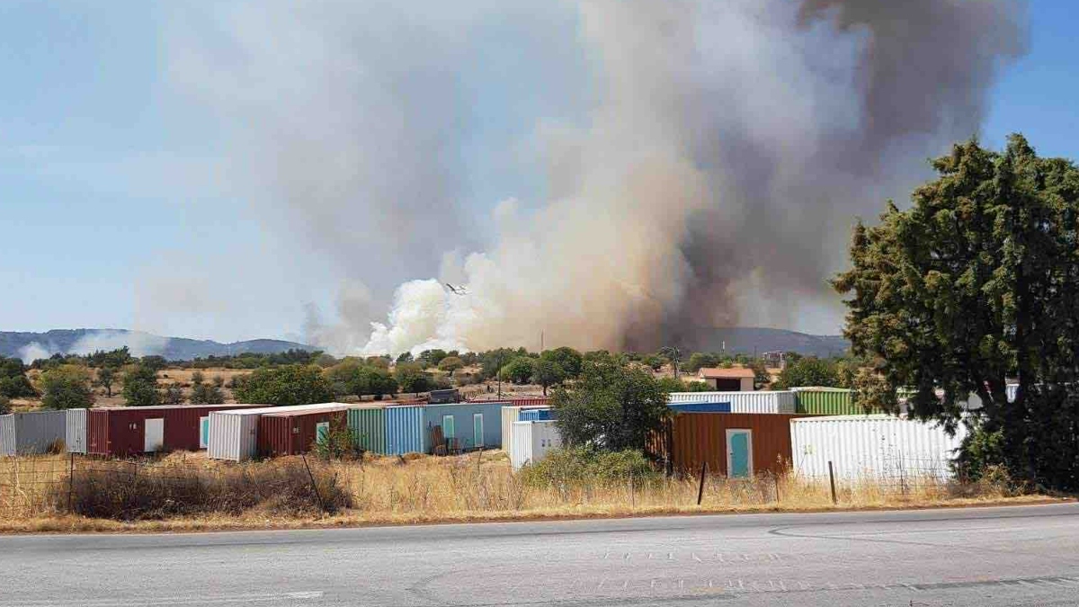 Μεγάλη φωτιά στη Βρίσα Λέσβου, καίει σε δύο εστίες – Επιχειρούν 6 εναέρια μέσα
