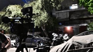 Νέος Κόσμος: Η έντονη δυσοσμία οδήγησε στο νεκρό ζευγάρι – “Ακούσαμε 2 πυροβολισμούς, η γυναίκα ήταν άρρωστη” λένε γείτονες