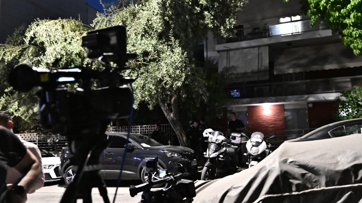Νέος Κόσμος: Η έντονη δυσοσμία οδήγησε στο νεκρό ζευγάρι – “Ακούσαμε 2 πυροβολισμούς, η γυναίκα ήταν άρρωστη” λένε γείτονες