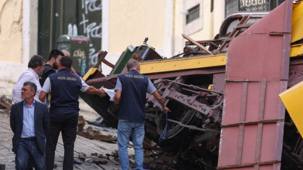 Πορτογαλία: Το τελεφερίκ του θανάτου είχε ελεγχθεί 24 ώρες πριν το δυστύχημα – 8 τουρίστες ανάμεσα στους 16 νεκρούς