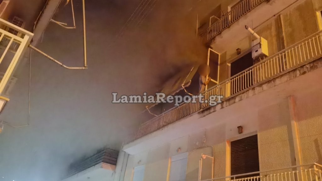 Λαμία: Κινδύνευσε οικογένεια λόγω φωτιάς σε διαμέρισμα – 6 άτομα στο νοσοκομείο (βίντεο)