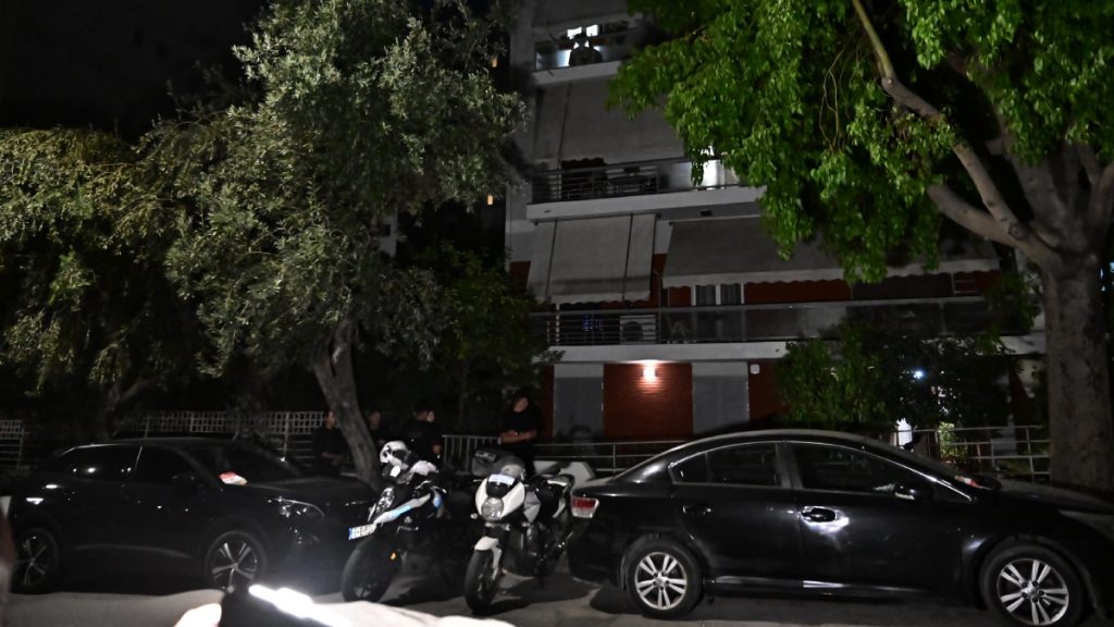 Νέος Κόσμος: Το δράμα του νεκρού ζευγαριού – “Η γυναίκα είχε καρκίνο, ίσως τη σκότωσε για να την απαλλάξει από τον πόνο”