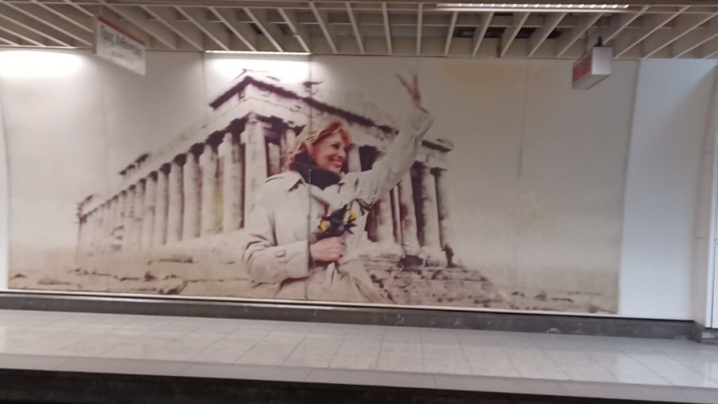 Σταθμός μετρό “Ακρόπολη”: Αποκαταστάθηκαν οι ζημιές στην αφίσα της Μελίνας Μερκούρη