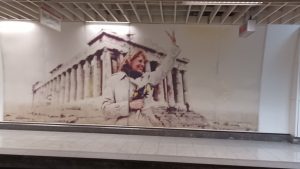 Σταθμός μετρό “Ακρόπολη”: Αποκαταστάθηκαν οι ζημιές στην αφίσα της Μελίνας Μερκούρη