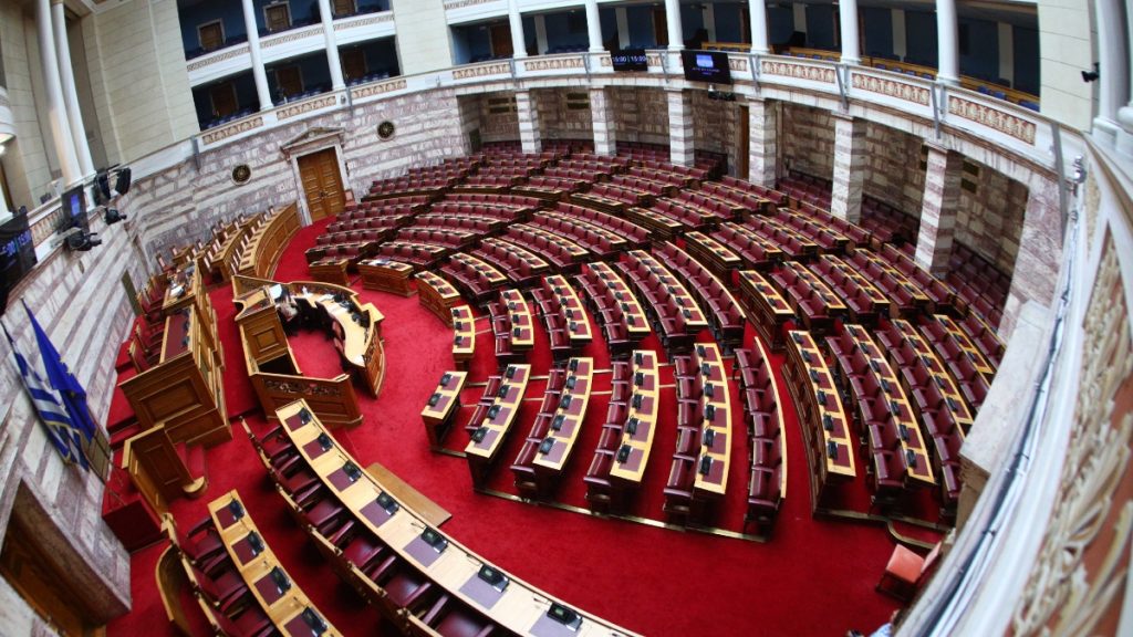 Πόθεν έσχες: Ποιος είναι ο “φτωχότερος” πολιτικός αρχηγός – Οι καταθέσεις και τα ακίνητα που έχει